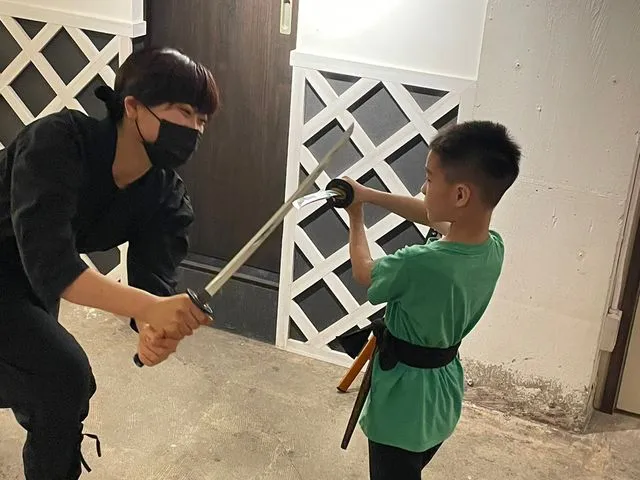 忍者体験カフェ 原宿店|インストラクターと男の子の剣術体験 忍者体験カフェ 原宿 剣術体験 子供 インストラクター 東京